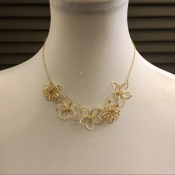 SOLD🎖🆕 LOFT Gold Floral Statement Necklace - Picture 4 of 8